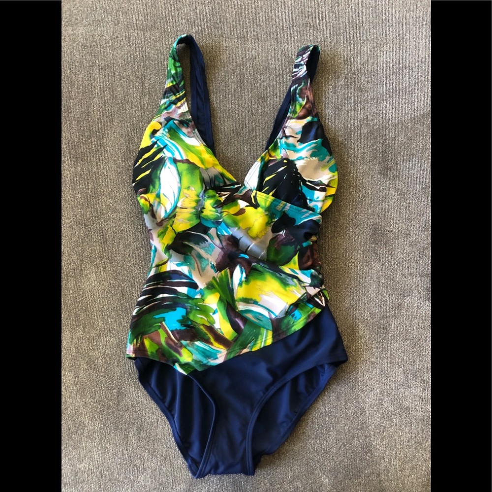 Silhouette Solution
Size: 10
Lined front
Navy
Wrap style bust
Waist Minimizer